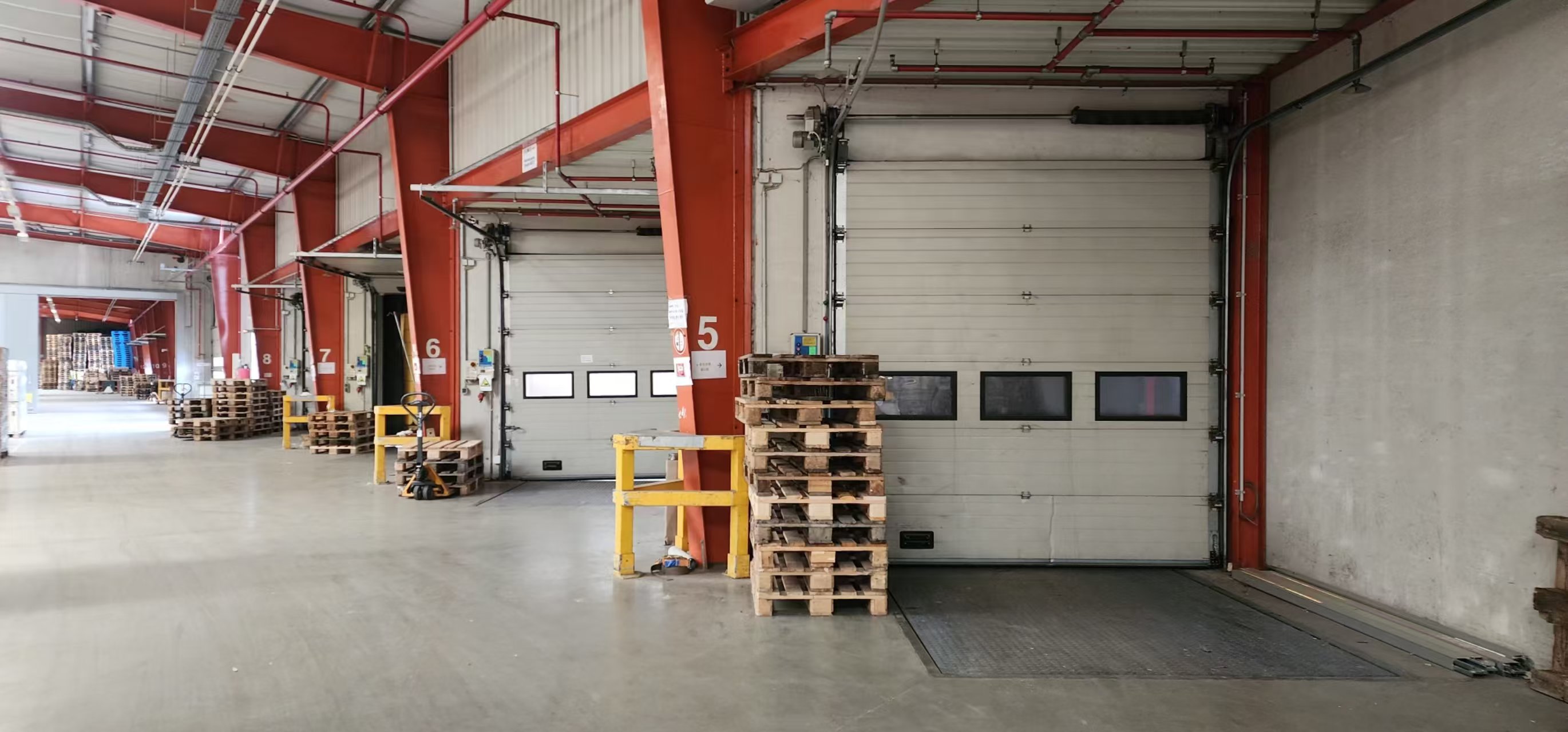 Laderampen im Logistikzentrum